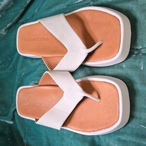 L'Amour Des Pieds white leather flips
